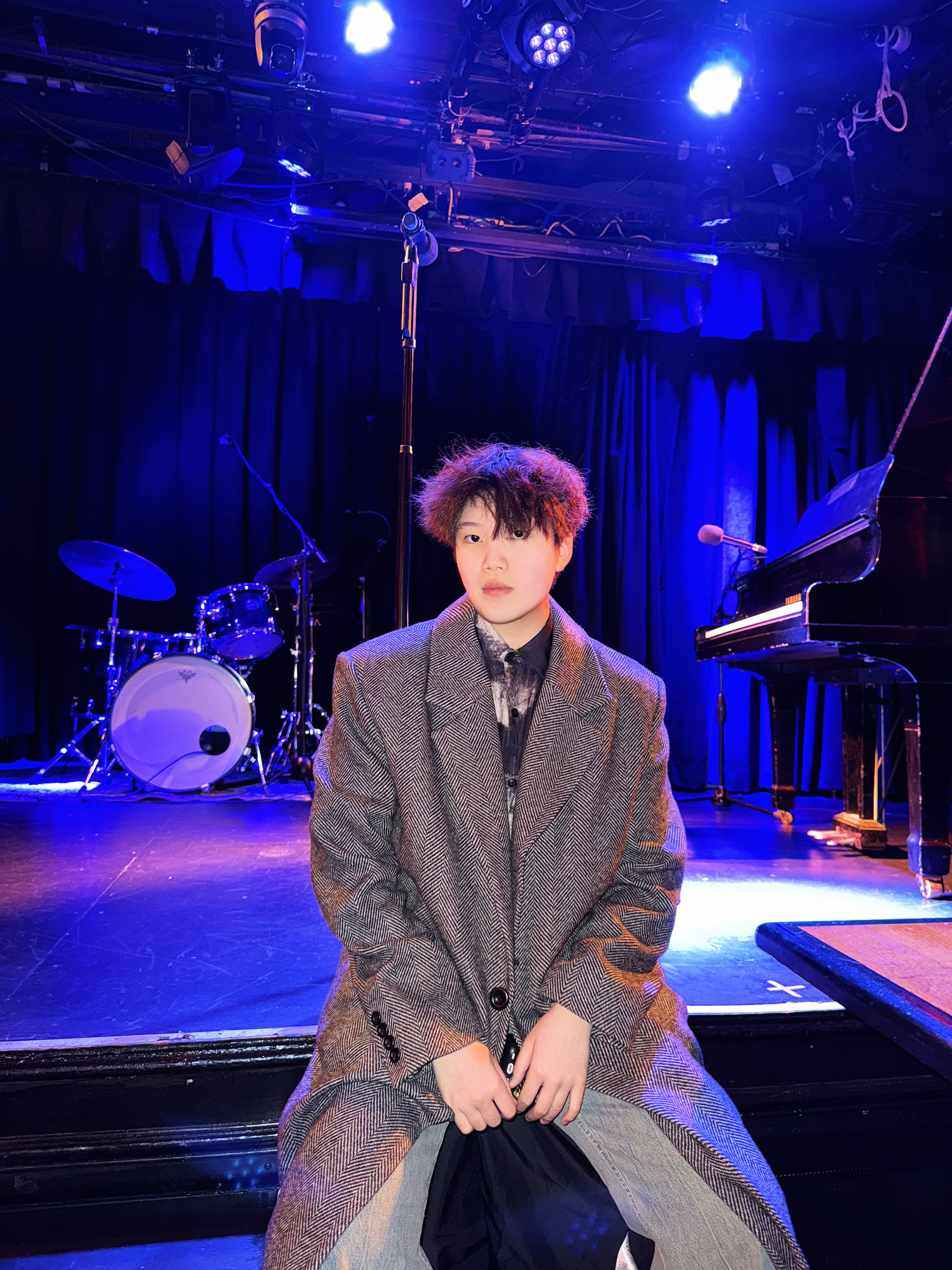 Jen Zou performing live